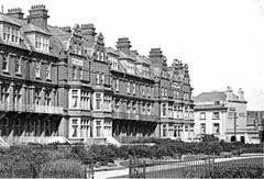 Grosvenor-Gardens-with-the-Bo-Peep-Public-House-in-the-background.-1908.